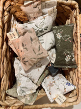 Load image into Gallery viewer, chamomile sachet / natural scent baggie