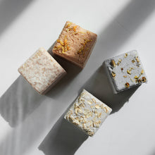 Load image into Gallery viewer, flora bath cubes
